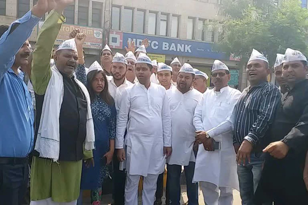 नोएडा प्राधिकरण पर किसानों का धरना-प्रदर्शन के चलते आप ने दिया साथ