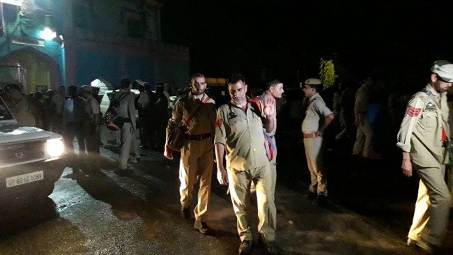 कश्मीर से गिरफ्तार कर हिंडन और वाराणसी एयरपोर्ट लाए गए चरमपंथी