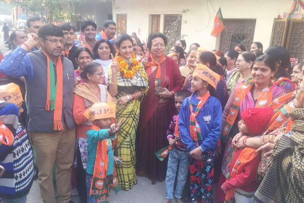 अपने पहाड़ वालों से सुषमा सिंह ने मांगा पति पंकज सिंह की जीत का तोहफा