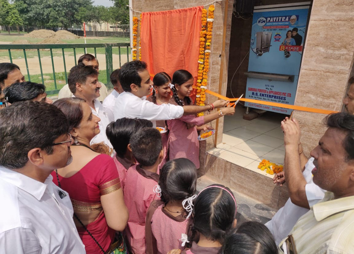 पंकज सिंह ने तीन प्राथमिक विद्यालयों में वाटर कूलर की शुरुआत की