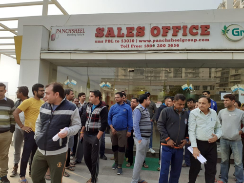पंचशील ग्रीन सोसायटी में बिल्डर के खिलाफ निवासियों का प्रदर्शन