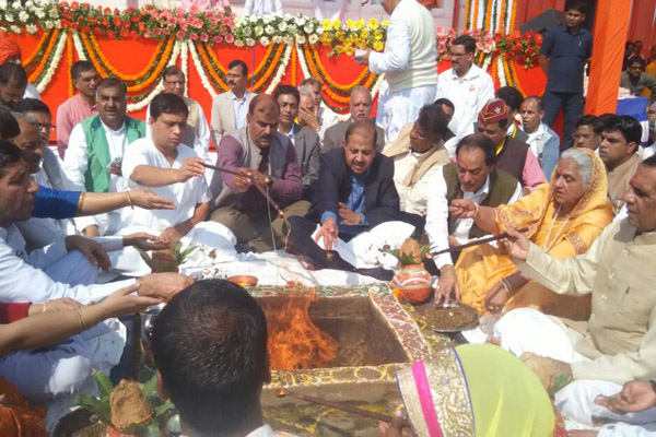 बाबा रामदेव की पतंजलि देगी 9000 नौकरियां, ग्रेटर नोएडा में हर्बल पार्क का किया भूमि पूजन