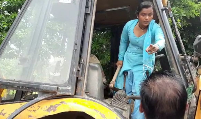 नोएडा फेस-2 में झुग्गियां तोड़ने पर बवाल, महिलाओं ने जेसीबी मशीनों पर कब्जा किया