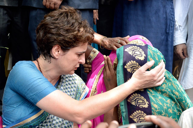 प्रियंका के गले लगकर रोई सोनभद्र हत्याकांड की पीड़ित महिलाएं