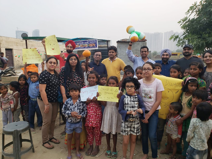 Peer To Peer Help टीम ने ग्रेटर नोएडा वेस्ट के सुविधा वंचित परिवार के साथ मनाई दिवाली