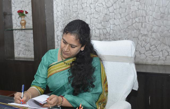 नोएडा सीईओ ने सात कर्मचारियों की सेवाएं समाप्त कीं, दो अफसर निलम्बित