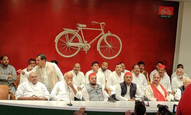 पूर्व सांसद रमाकांत यादव और फूलन देवी की बहन समेत कई बडें नेता समाजवादी पार्टी में शामिल
