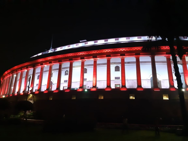 PHOTO: अनुच्छेद 370 हटने की खुशी में जगमगाया संसद भवन
