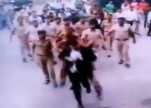 VIDEO: तीस हजारी कोर्ट में पुलिस और वकीलों के बीच कैसे शुरू हुआ था विवाद, देखे वीडियो