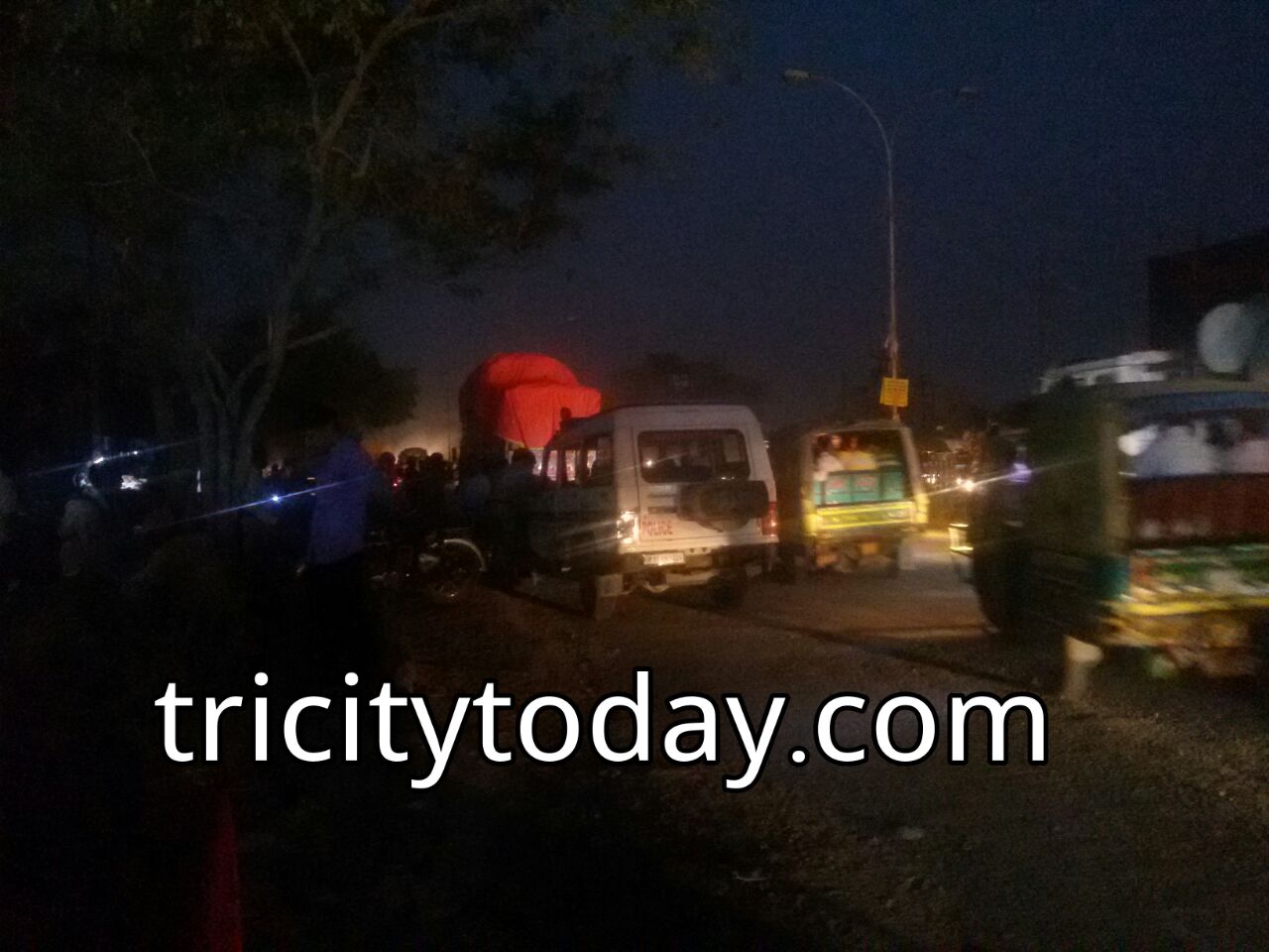 ग्रेटर नोएडा - भारी जाम होने पर लोग परेशान लेकिन आराम फरमा रही है पुलिस