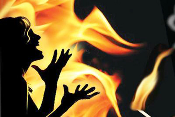 घरेलू विवाद में पत्नी को जिन्दा जलाया, हालत गंभीर