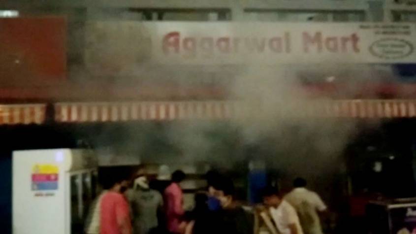 Greater Noida West: ग्रोसरी स्टोर में लगी भीषण आग, दो घण्टे बाद पहुंची फायर ब्रिगेड, देखिए रेजीडेंट्स ने क्या किया