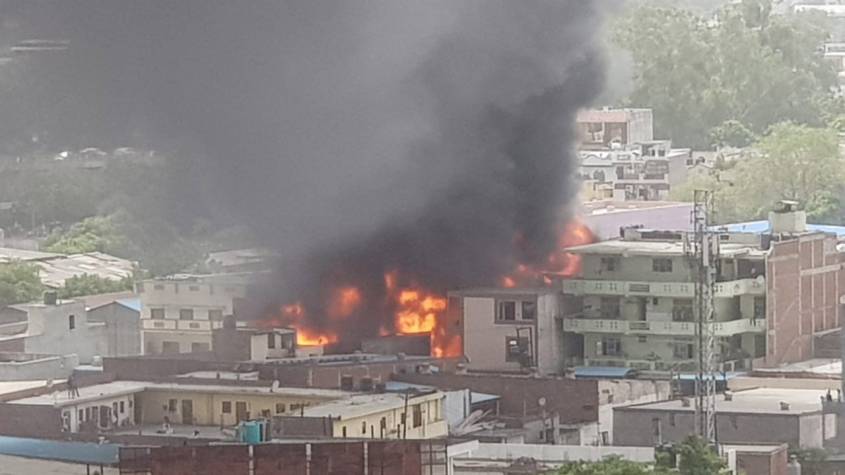 Ghaziabad: केमिकल फैक्टरी में लगी भीषण आग, करोड़ों का नुकसान हुआ