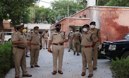 कमिश्नर आलोक सिंह अचानक पहुंचे जेवर कोतवाली, वाहनों को देखकर दिए कड़े निर्देश