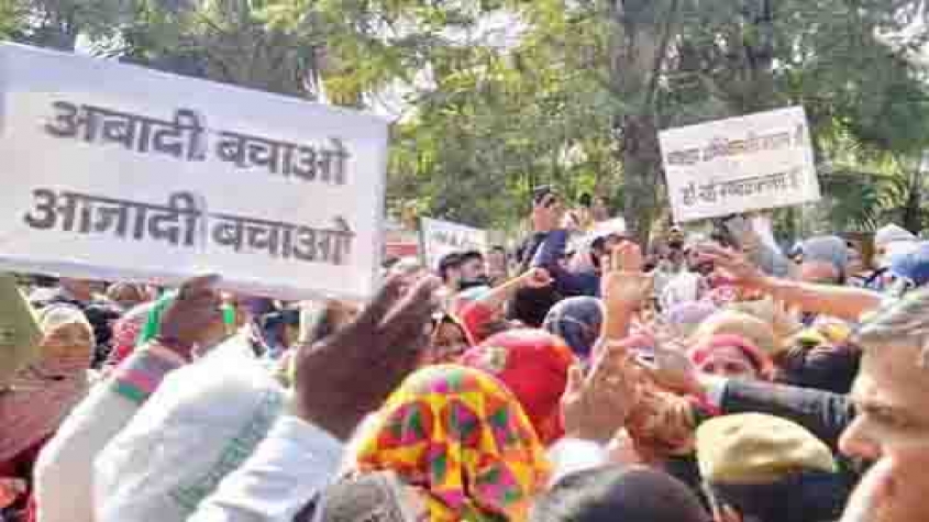 नोएडा प्राधिकरण के खिलाफ किसानों ने फिर हल्ला बोला, किसानों और पुलिस के बीच धक्का-मुक्की हुई