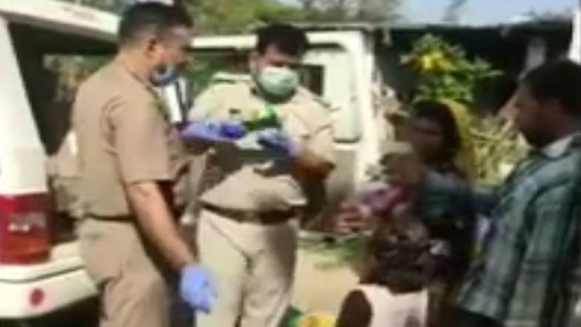 VIDEO: नोएडा पुलिस ने दिल जीत लिया, लॉक डाउन के मसीहा बने पुलिस वाले, 112 हेल्पलाइन नहीं लाइफ लाइन बनी