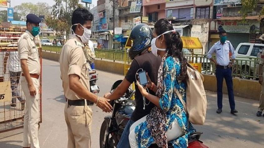 Greater Noida: कर्फ्यू में बिना मास्क घूमने वाले 12 लोग गिरफ्तार