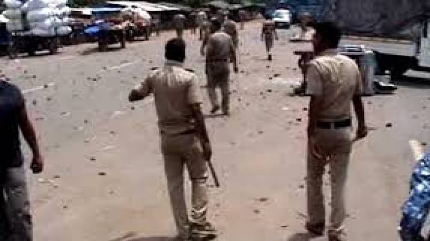Greater Noida: लॉकडाउन का उल्लंघन कर रहे युवक को पुलिस ने हिरासत में लिया तो पथराव