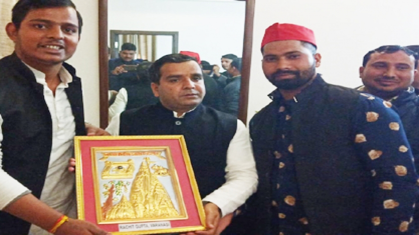 सपा छात्र सभा के नेताओं ने मनाया पूर्व सांसद धर्मेंद्र यादव का जन्मदिन