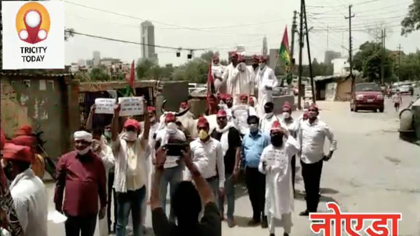 मोदी तेरे राज में, कटोरा आ गया हाथ में, नोएडा में सपा का बैलगाड़ी के साथ जोरदार प्रदर्शन